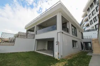 Çınarcık Hasanbaba'da Deniz ve Doğa Manzaralı 3+1 Villa · Fotoğraf 3